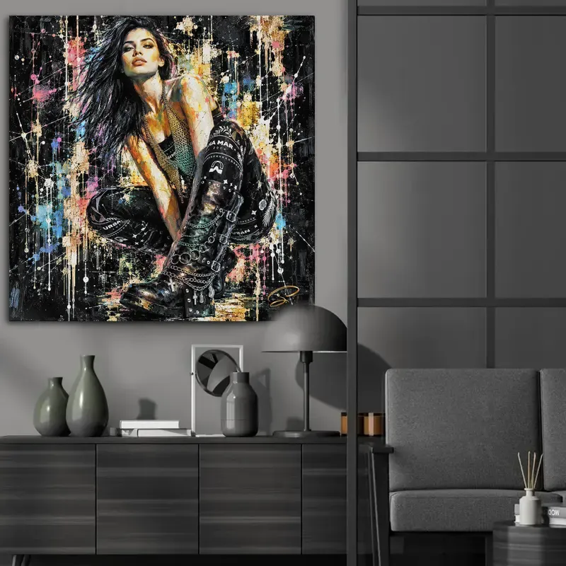 Tableau femme Street Art Urban Rebel dans un salon ton gris