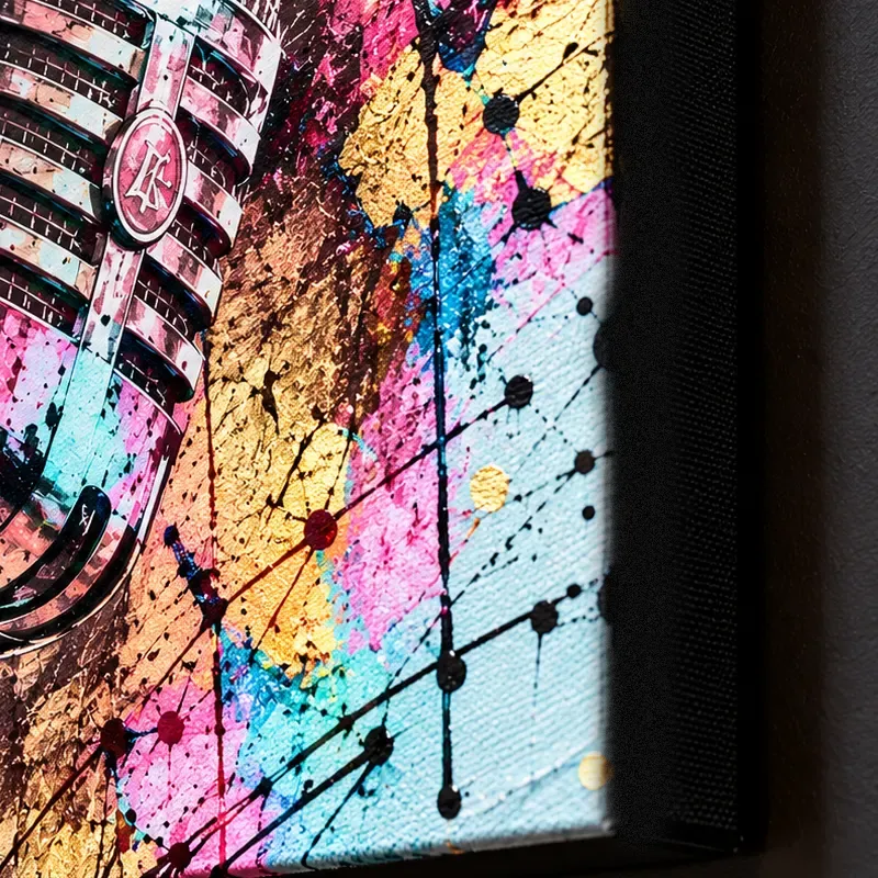 Gros plan du tableau microphone Vintage Frequency sur toile Canvas avec texture tissée et tranche noire