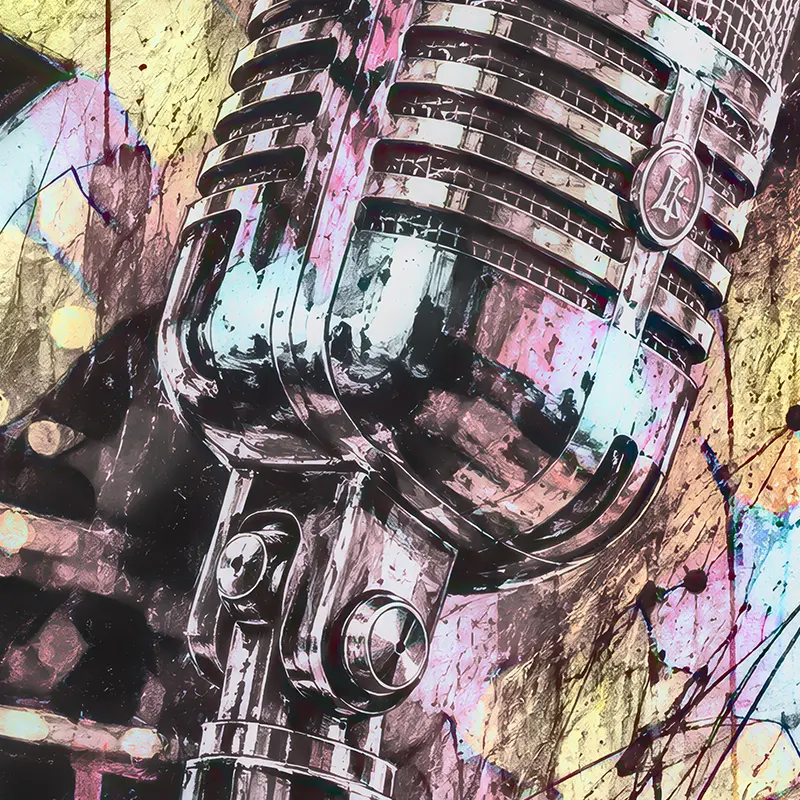 Gros plan artistique du microphone rétro chromé avec projections picturales roses, bleues, noires et effets dorés